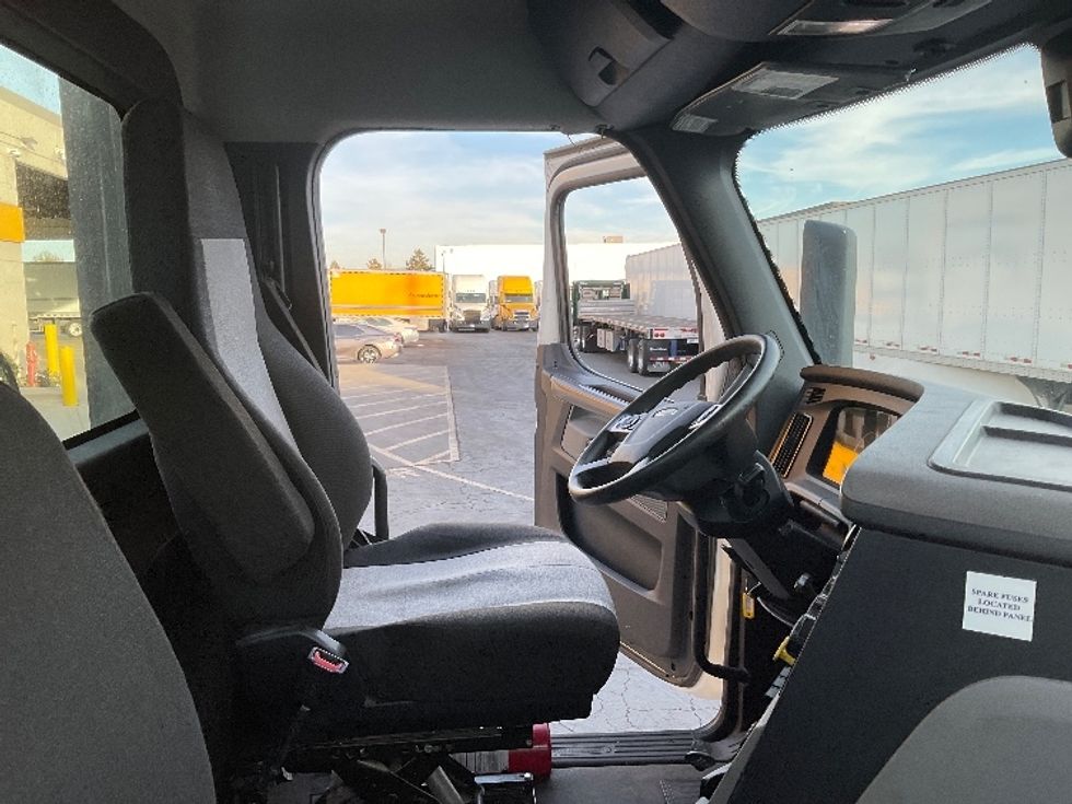 Day Cab Tractor-Heavy Duty Tractors-Freightliner-2021-T12664ST-Torrance-CA-208,137\n\t\tmiles-$ 83,250 - Image 14