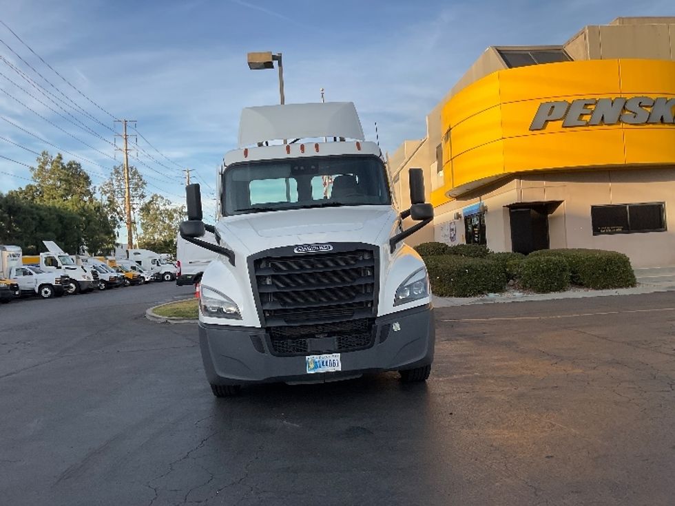 Day Cab Tractor-Heavy Duty Tractors-Freightliner-2021-T12664ST-Torrance-CA-208,137\n\t\tmiles-$ 83,250 - Image 2
