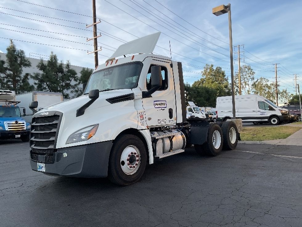 Day Cab Tractor-Heavy Duty Tractors-Freightliner-2021-T12664ST-Torrance-CA-208,137\n\t\tmiles-$ 83,250 - Image 3