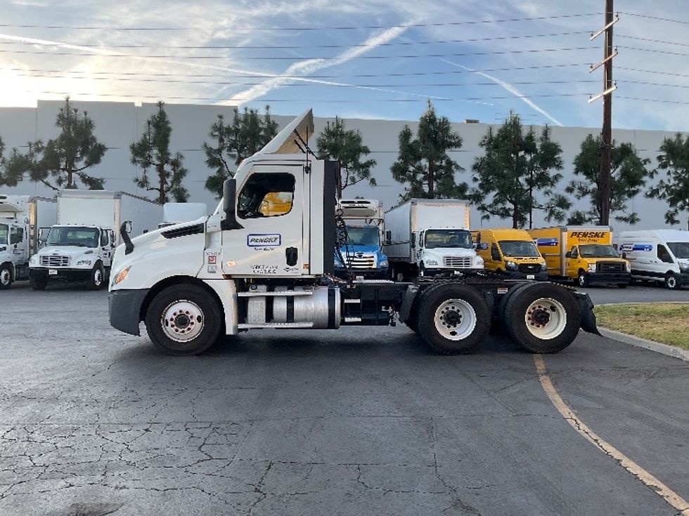 Day Cab Tractor-Heavy Duty Tractors-Freightliner-2021-T12664ST-Torrance-CA-208,137\n\t\tmiles-$ 83,250 - Image 4