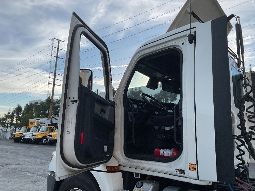 Day Cab Tractor-Heavy Duty Tractors-Freightliner-2021-T12664ST-Torrance-CA-208,137\n\t\tmiles-$ 83,250 - Image 9