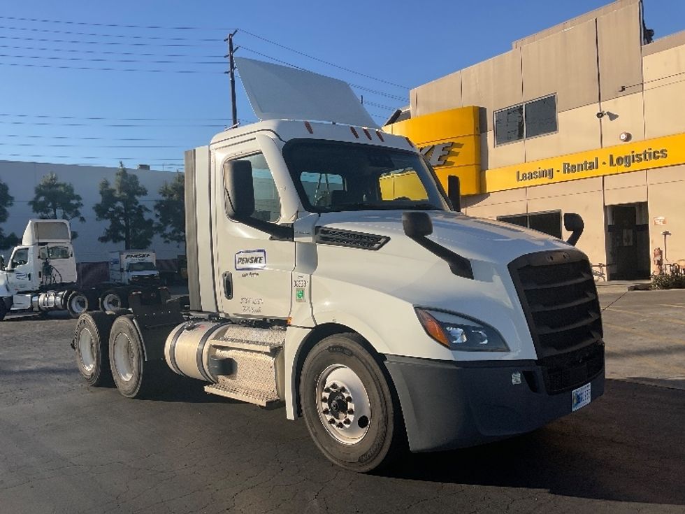 Day Cab Tractor-Heavy Duty Tractors-Freightliner-2021-T12664ST-Torrance-CA-250,384\n\t\tmiles-$ 87,250 - Image 1
