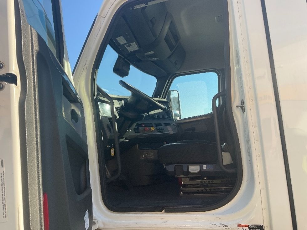 Day Cab Tractor-Heavy Duty Tractors-Freightliner-2021-T12664ST-Torrance-CA-250,384\n\t\tmiles-$ 87,250 - Image 9