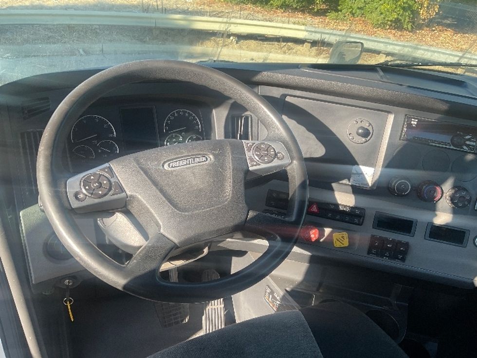 Day Cab Tractor-Heavy Duty Tractors-Freightliner-2021-T12664ST-Torrance-CA-290,142\n\t\tmiles-$ 85,000 - Image 11