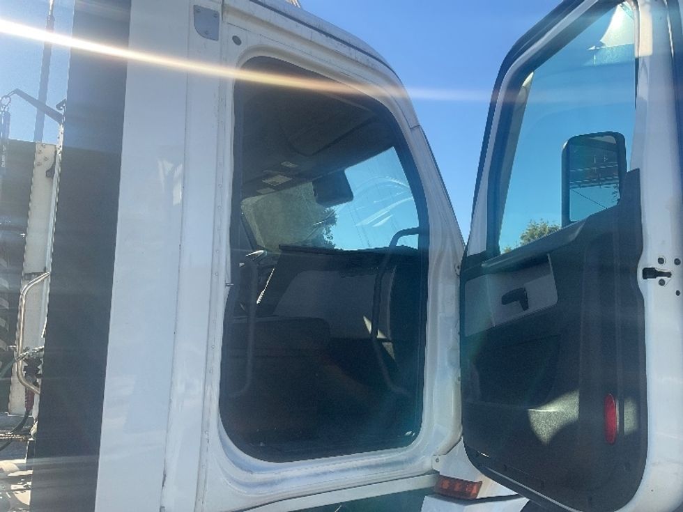 Day Cab Tractor-Heavy Duty Tractors-Freightliner-2021-T12664ST-Torrance-CA-290,142\n\t\tmiles-$ 85,000 - Image 12