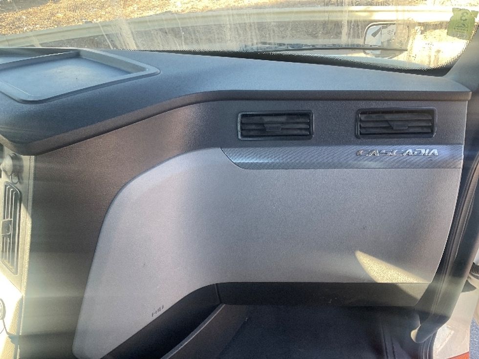 Day Cab Tractor-Heavy Duty Tractors-Freightliner-2021-T12664ST-Torrance-CA-290,142\n\t\tmiles-$ 85,000 - Image 13