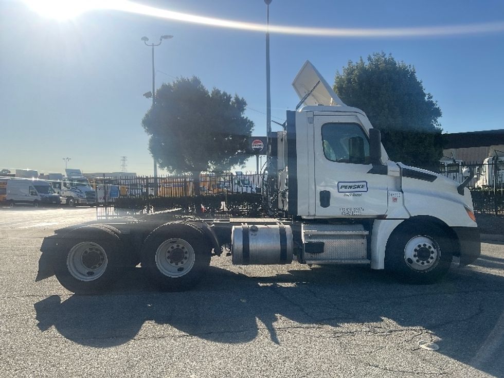 Day Cab Tractor-Heavy Duty Tractors-Freightliner-2021-T12664ST-Torrance-CA-290,142\n\t\tmiles-$ 85,000 - Image 8