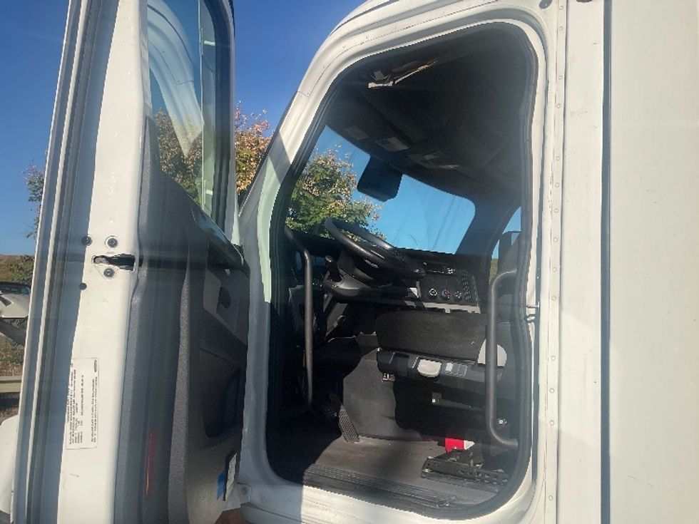 Day Cab Tractor-Heavy Duty Tractors-Freightliner-2021-T12664ST-Torrance-CA-290,142\n\t\tmiles-$ 85,000 - Image 9