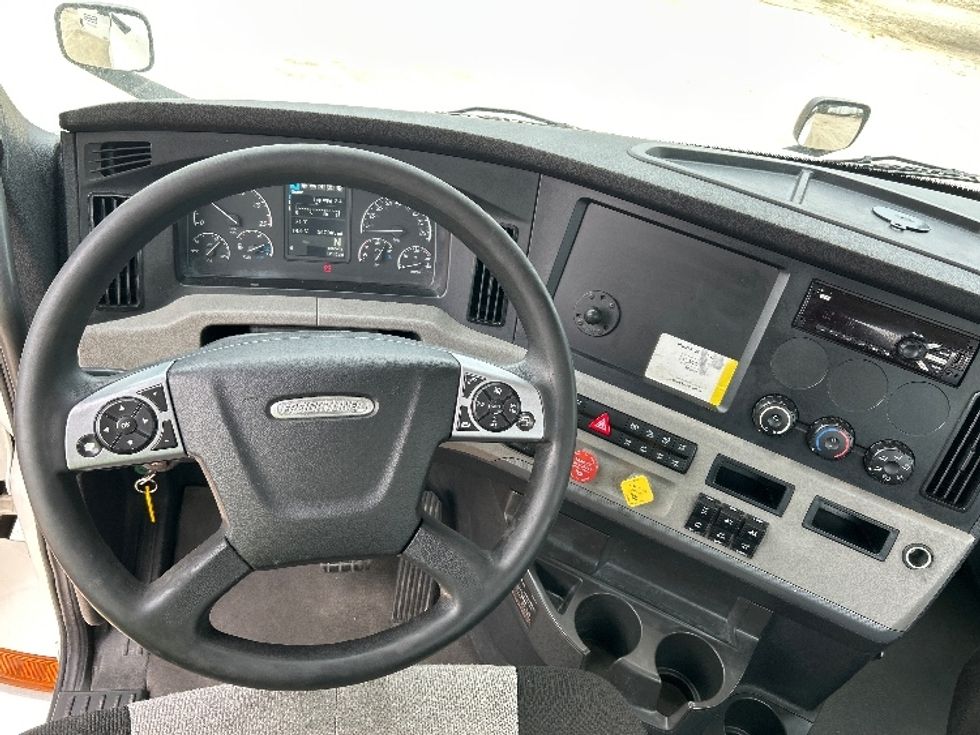 Day Cab Tractor-Heavy Duty Tractors-Freightliner-2021-T12664ST-Valdosta-GA-513,041\n\t\tmiles-$ 47,000 - Image 11