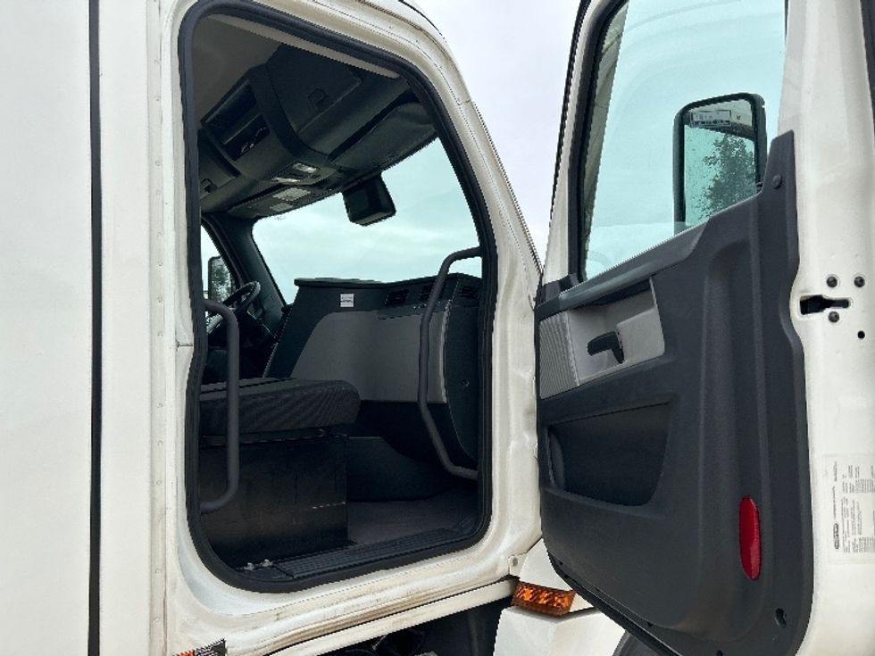 Day Cab Tractor-Heavy Duty Tractors-Freightliner-2021-T12664ST-Valdosta-GA-513,041\n\t\tmiles-$ 47,000 - Image 12