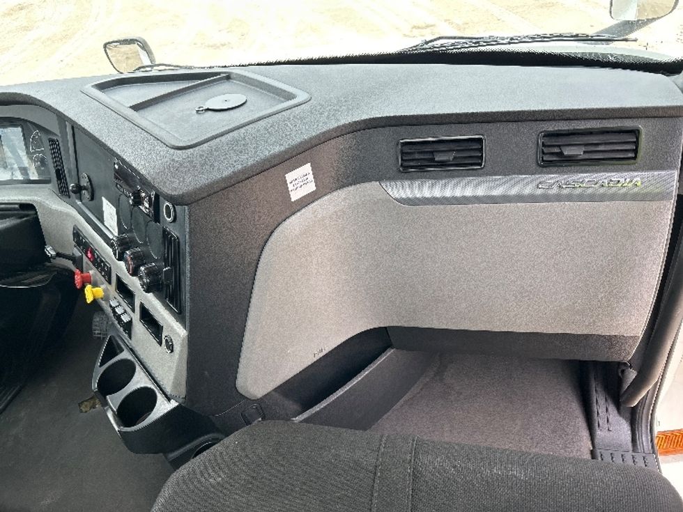 Day Cab Tractor-Heavy Duty Tractors-Freightliner-2021-T12664ST-Valdosta-GA-513,041\n\t\tmiles-$ 47,000 - Image 13