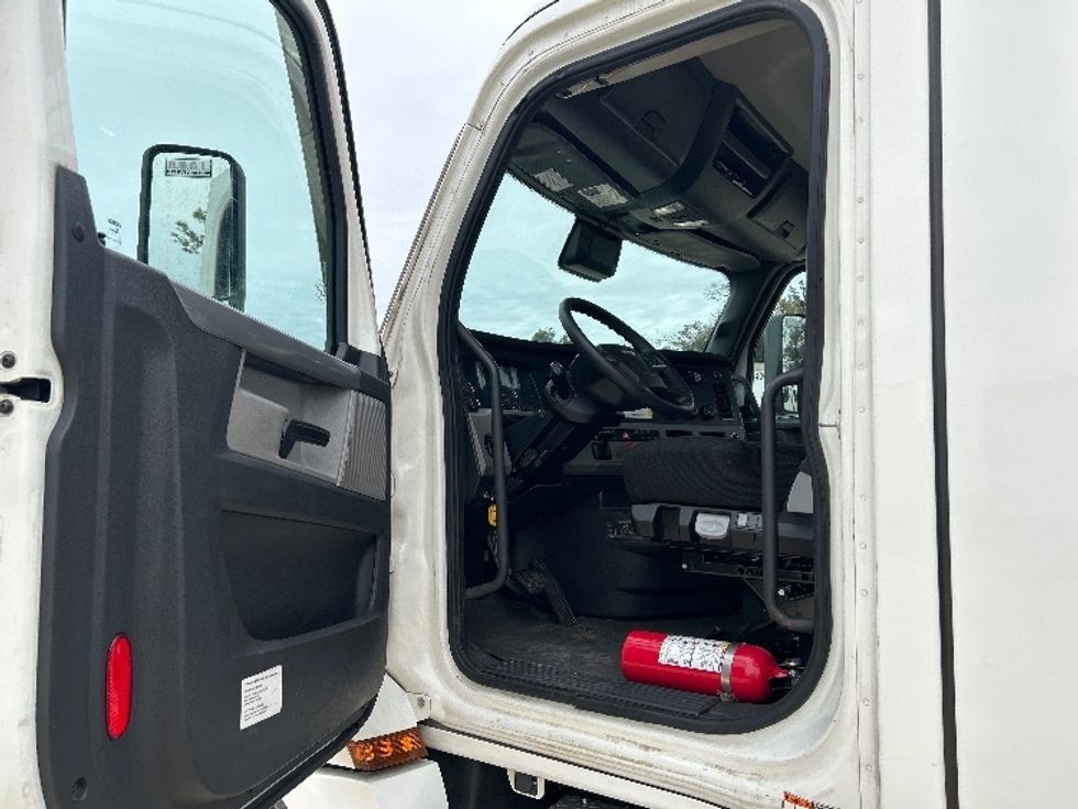 Day Cab Tractor-Heavy Duty Tractors-Freightliner-2021-T12664ST-Valdosta-GA-513,041\n\t\tmiles-$ 47,000 - Image 9