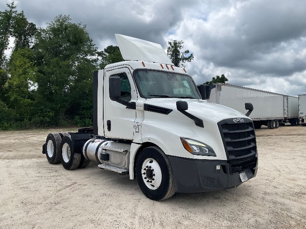 Day Cab Tractor-Heavy Duty Tractors-Freightliner-2021-T12664ST-Valdosta-GA-541,806\n\t\tmiles-$ 44,000 - Image 1