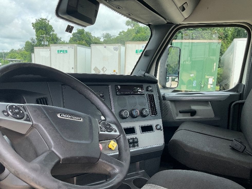 Day Cab Tractor-Heavy Duty Tractors-Freightliner-2021-T12664ST-Valdosta-GA-541,806\n\t\tmiles-$ 44,000 - Image 10