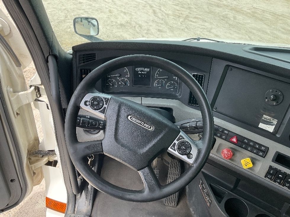 Day Cab Tractor-Heavy Duty Tractors-Freightliner-2021-T12664ST-Valdosta-GA-541,806\n\t\tmiles-$ 44,000 - Image 11