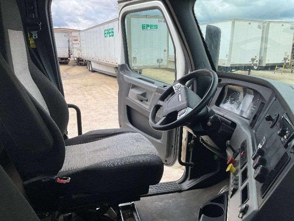 Day Cab Tractor-Heavy Duty Tractors-Freightliner-2021-T12664ST-Valdosta-GA-541,806\n\t\tmiles-$ 44,000 - Image 14