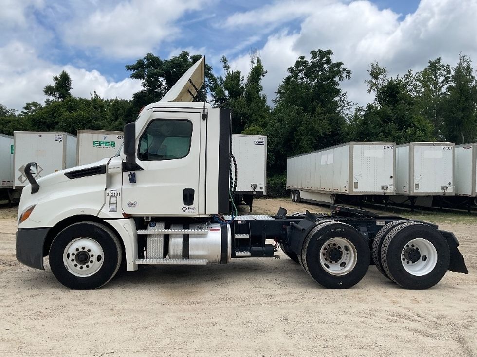 Day Cab Tractor-Heavy Duty Tractors-Freightliner-2021-T12664ST-Valdosta-GA-541,806\n\t\tmiles-$ 44,000 - Image 4