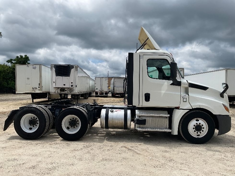 Day Cab Tractor-Heavy Duty Tractors-Freightliner-2021-T12664ST-Valdosta-GA-541,806\n\t\tmiles-$ 44,000 - Image 8