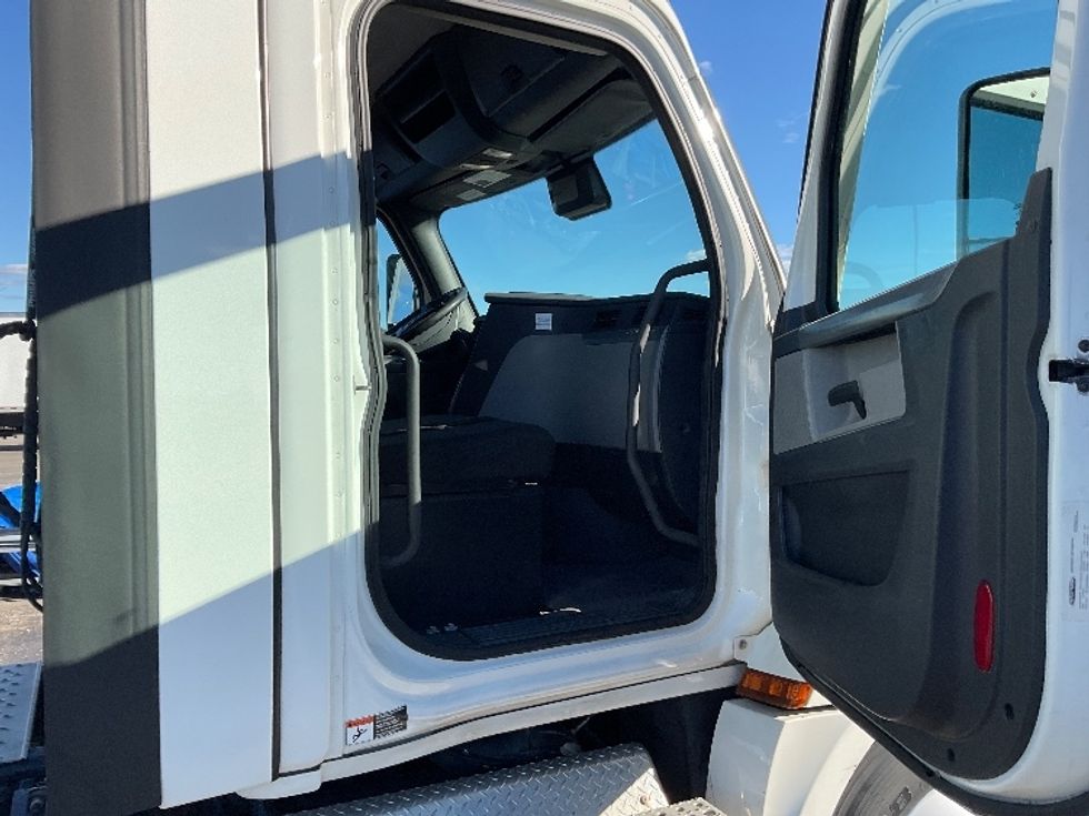 Day Cab Tractor-Heavy Duty Tractors-Freightliner-2021-T12664ST-Warren-MI-628,617\n\t\tmiles-$ 27,250 - Image 12