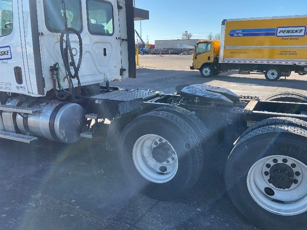 Day Cab Tractor-Heavy Duty Tractors-Freightliner-2021-T12664ST-Warren-MI-628,617\n\t\tmiles-$ 27,250 - Image 17