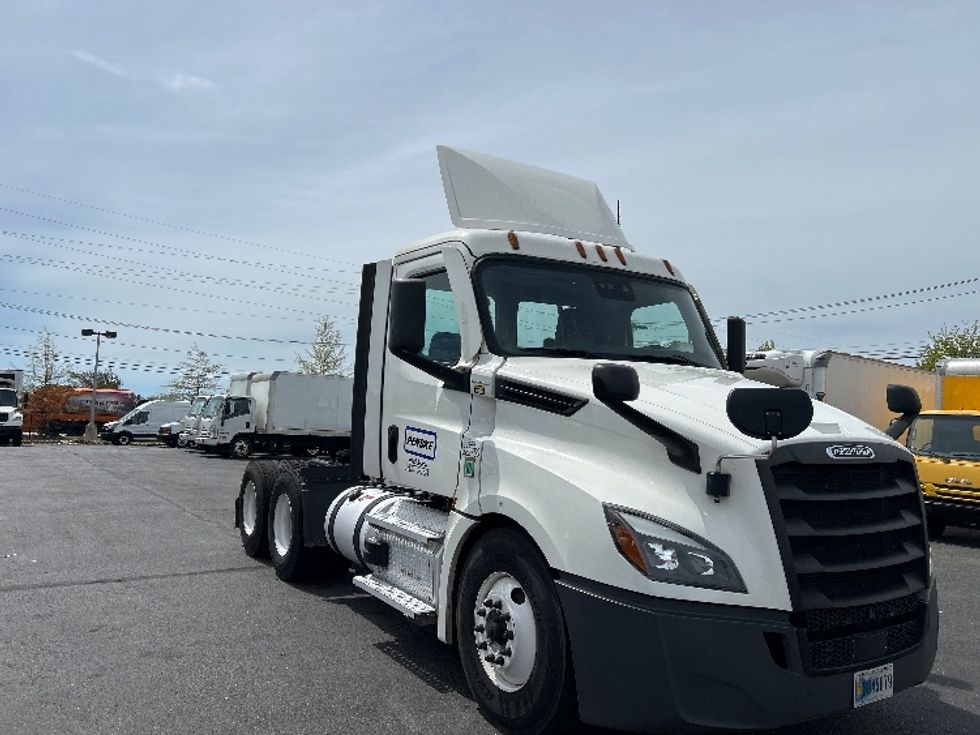Day Cab Tractor-Heavy Duty Tractors-Freightliner-2021-T12664ST-West Babylon-NY-262,425\n\t\tmiles-$ 60,500 - Image 1
