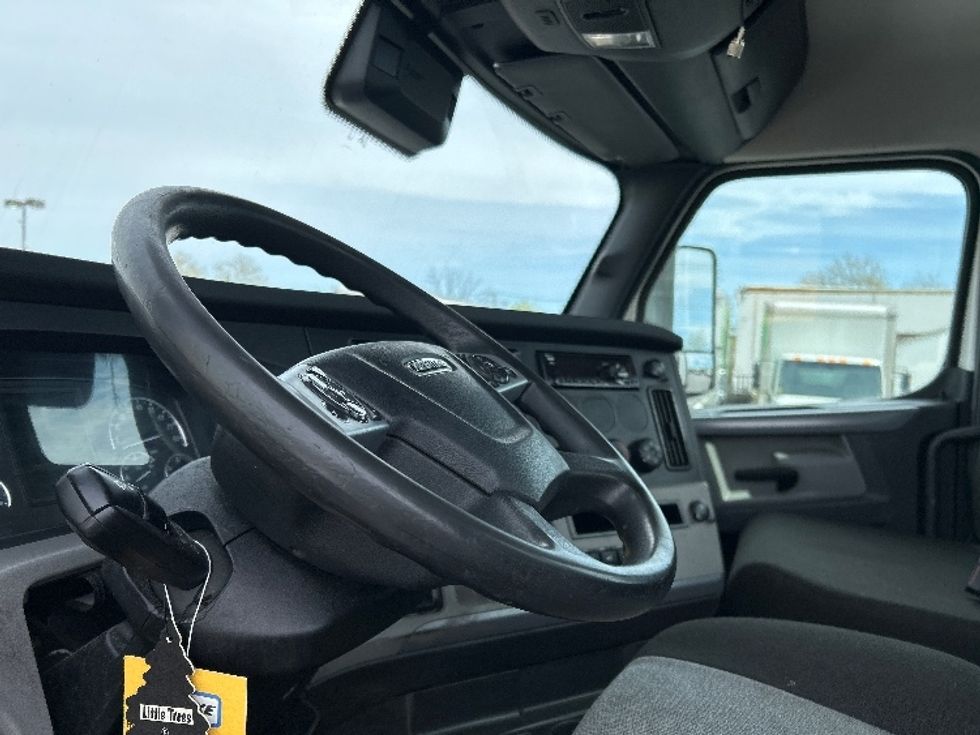 Day Cab Tractor-Heavy Duty Tractors-Freightliner-2021-T12664ST-West Babylon-NY-262,425\n\t\tmiles-$ 60,500 - Image 10