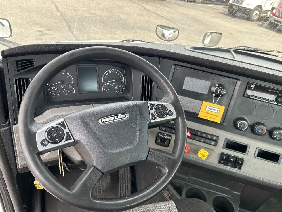 Day Cab Tractor-Heavy Duty Tractors-Freightliner-2021-T12664ST-West Babylon-NY-262,425\n\t\tmiles-$ 60,500 - Image 11