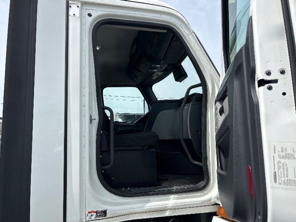 Day Cab Tractor-Heavy Duty Tractors-Freightliner-2021-T12664ST-West Babylon-NY-262,425\n\t\tmiles-$ 60,500 - Image 12