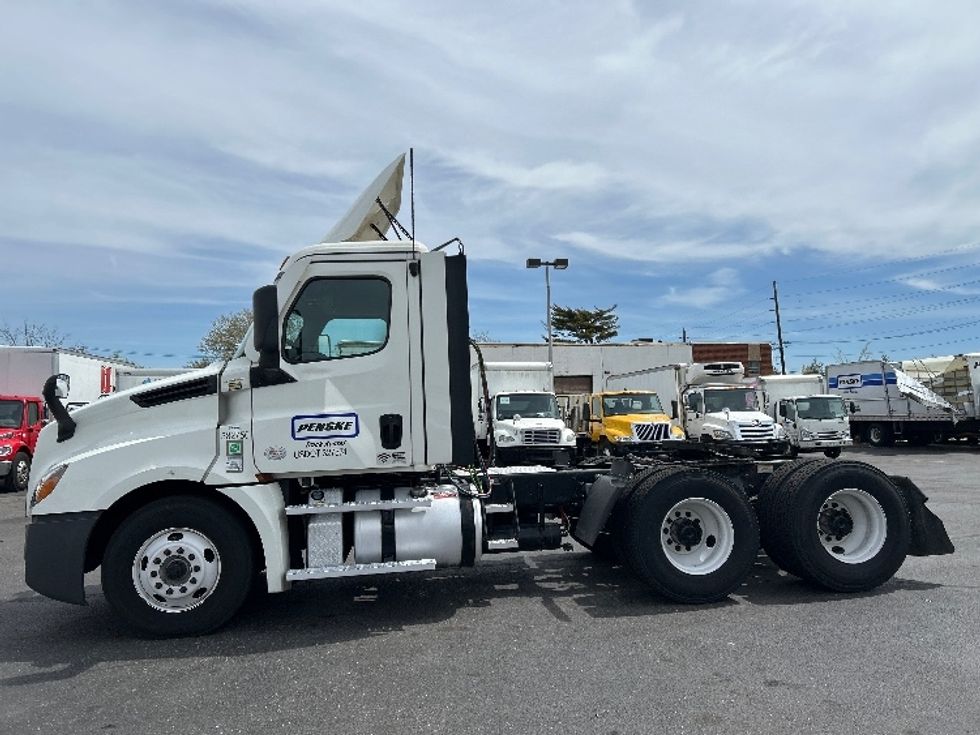Day Cab Tractor-Heavy Duty Tractors-Freightliner-2021-T12664ST-West Babylon-NY-262,425\n\t\tmiles-$ 60,500 - Image 4