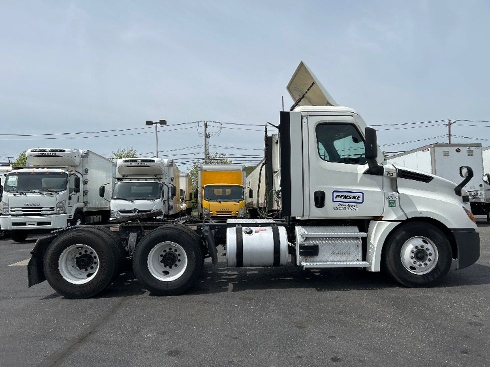 Day Cab Tractor-Heavy Duty Tractors-Freightliner-2021-T12664ST-West Babylon-NY-262,425\n\t\tmiles-$ 60,500 - Image 8