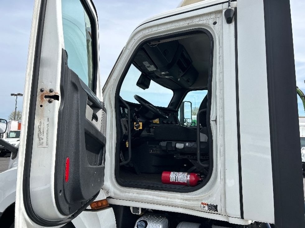 Day Cab Tractor-Heavy Duty Tractors-Freightliner-2021-T12664ST-West Babylon-NY-262,425\n\t\tmiles-$ 60,500 - Image 9