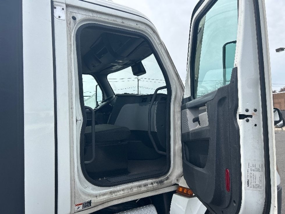 Day Cab Tractor-Heavy Duty Tractors-Freightliner-2021-T12664ST-West Babylon-NY-294,237\n\t\tmiles-$ 58,750 - Image 11