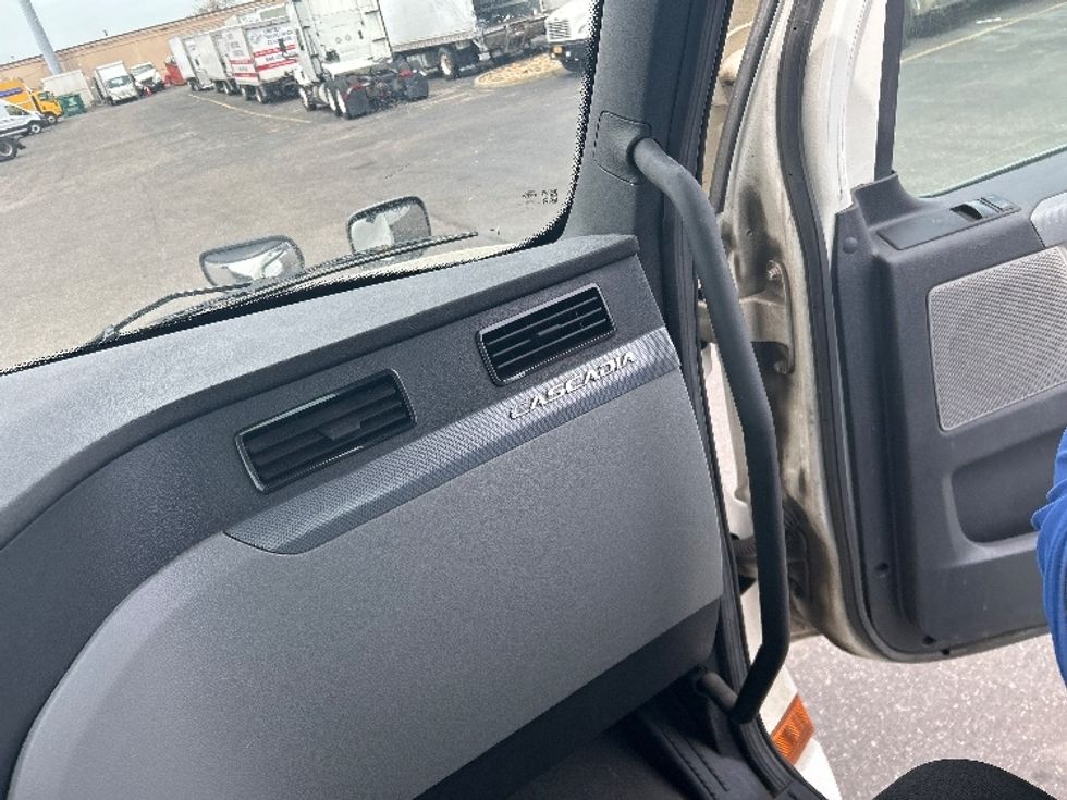 Day Cab Tractor-Heavy Duty Tractors-Freightliner-2021-T12664ST-West Babylon-NY-294,237\n\t\tmiles-$ 58,750 - Image 12