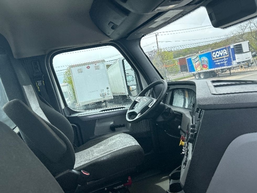 Day Cab Tractor-Heavy Duty Tractors-Freightliner-2021-T12664ST-West Babylon-NY-294,237\n\t\tmiles-$ 58,750 - Image 13
