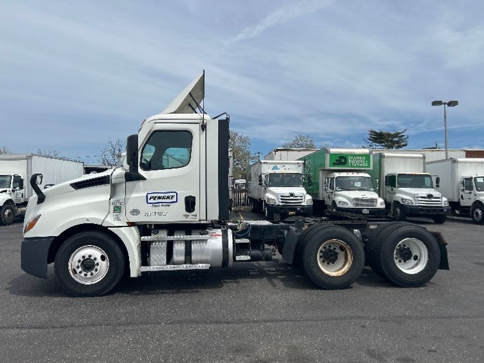 Day Cab Tractor-Heavy Duty Tractors-Freightliner-2021-T12664ST-West Babylon-NY-294,237\n\t\tmiles-$ 58,750 - Image 4