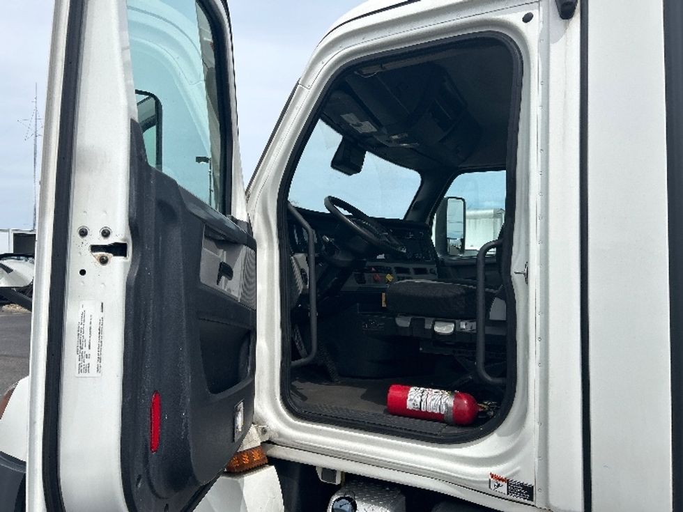 Day Cab Tractor-Heavy Duty Tractors-Freightliner-2021-T12664ST-West Babylon-NY-294,237\n\t\tmiles-$ 58,750 - Image 9