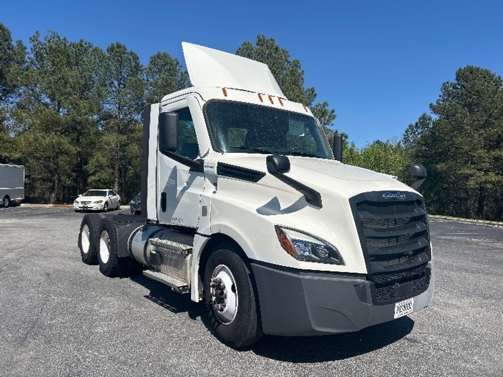 Day Cab Tractor-Heavy Duty Tractors-Freightliner-2021-T12664ST-West Columbia-SC-131,086\n\t\tmiles-$ 74,750 - Image 1