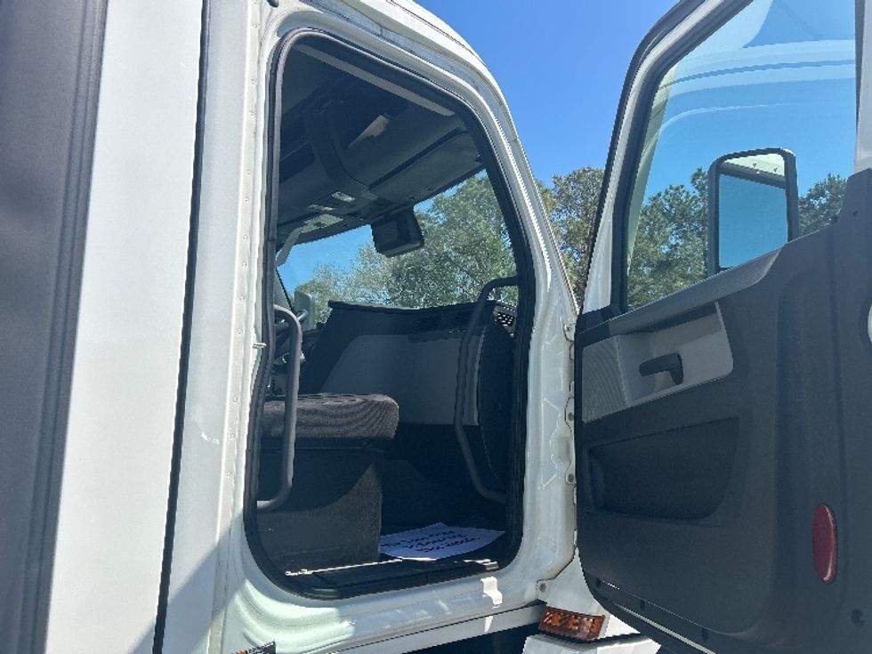 Day Cab Tractor-Heavy Duty Tractors-Freightliner-2021-T12664ST-West Columbia-SC-131,086\n\t\tmiles-$ 74,750 - Image 12