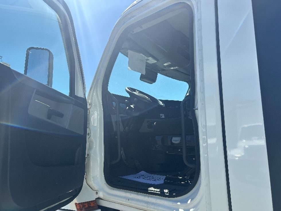 Day Cab Tractor-Heavy Duty Tractors-Freightliner-2021-T12664ST-West Columbia-SC-131,086\n\t\tmiles-$ 74,750 - Image 9