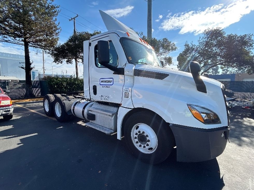 Day Cab Tractor-Heavy Duty Tractors-Freightliner-2021-T12664ST-West Sacramento-CA-309,490\n\t\tmiles-$ 83,500 - Image 1