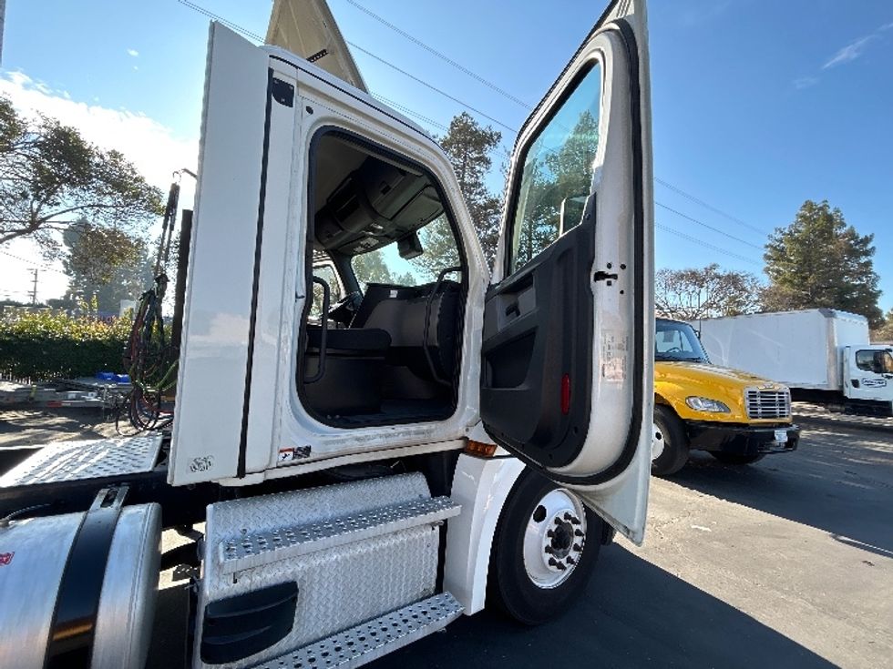 Day Cab Tractor-Heavy Duty Tractors-Freightliner-2021-T12664ST-West Sacramento-CA-309,490\n\t\tmiles-$ 83,500 - Image 12
