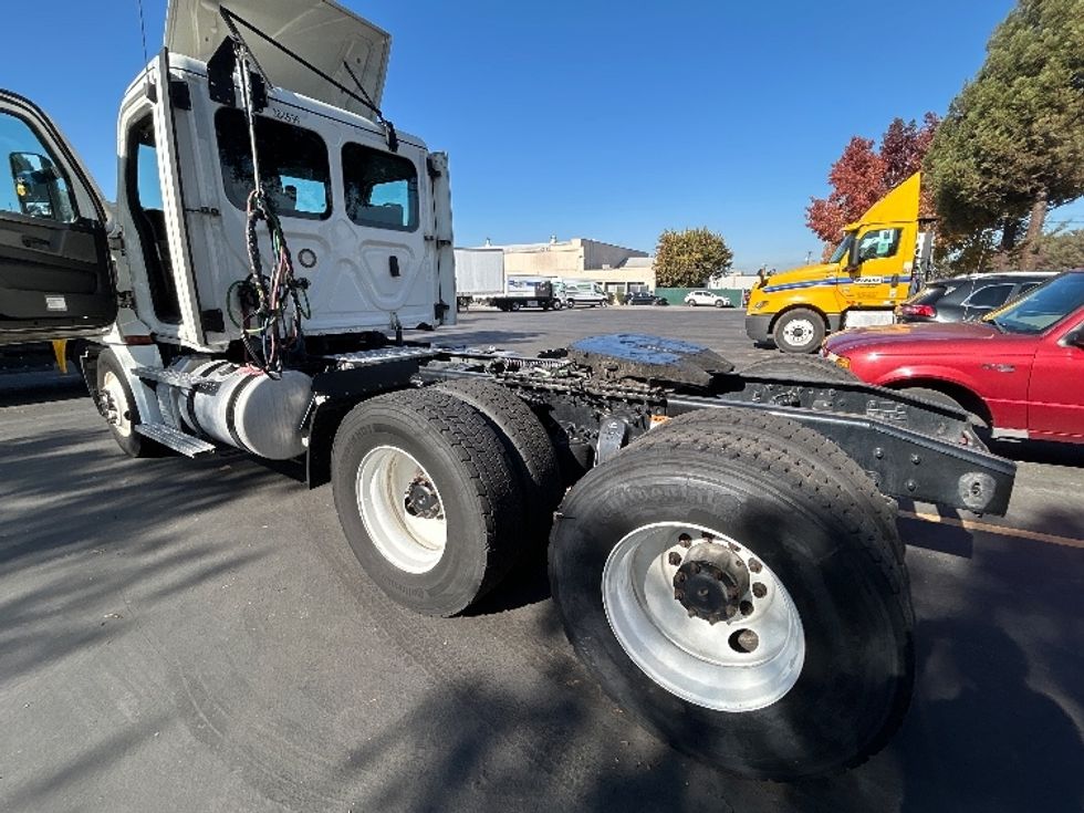 Day Cab Tractor-Heavy Duty Tractors-Freightliner-2021-T12664ST-West Sacramento-CA-309,490\n\t\tmiles-$ 83,500 - Image 17