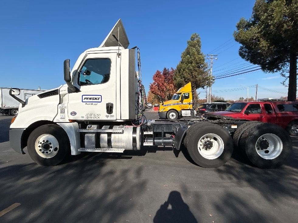 Day Cab Tractor-Heavy Duty Tractors-Freightliner-2021-T12664ST-West Sacramento-CA-309,490\n\t\tmiles-$ 83,500 - Image 4