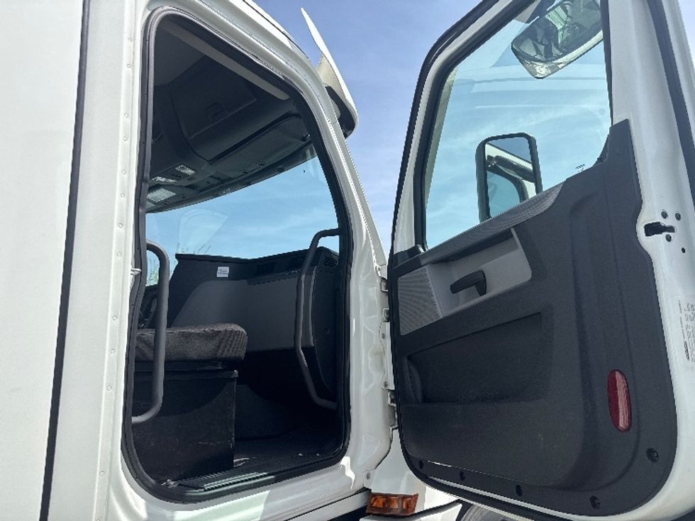 Day Cab Tractor-Heavy Duty Tractors-Freightliner-2021-T12664ST-West Valley City-UT-198,083\n\t\tmiles-$ 81,000 - Image 12