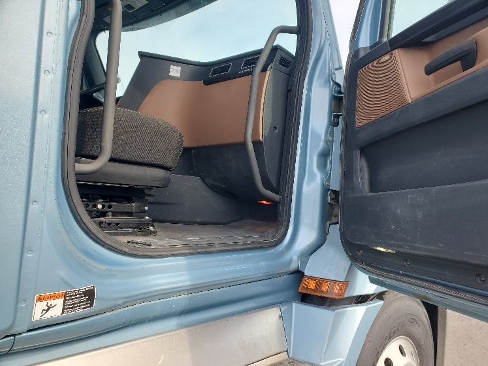 Day Cab Tractor-Heavy Duty Tractors-Freightliner-2021-T12664ST-White Deer-PA-283,500\n\t\tmiles-$ 58,250 - Image 12