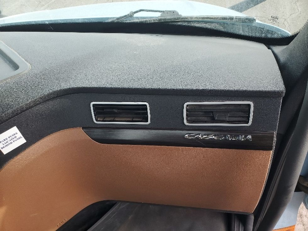 Day Cab Tractor-Heavy Duty Tractors-Freightliner-2021-T12664ST-White Deer-PA-283,500\n\t\tmiles-$ 58,250 - Image 13