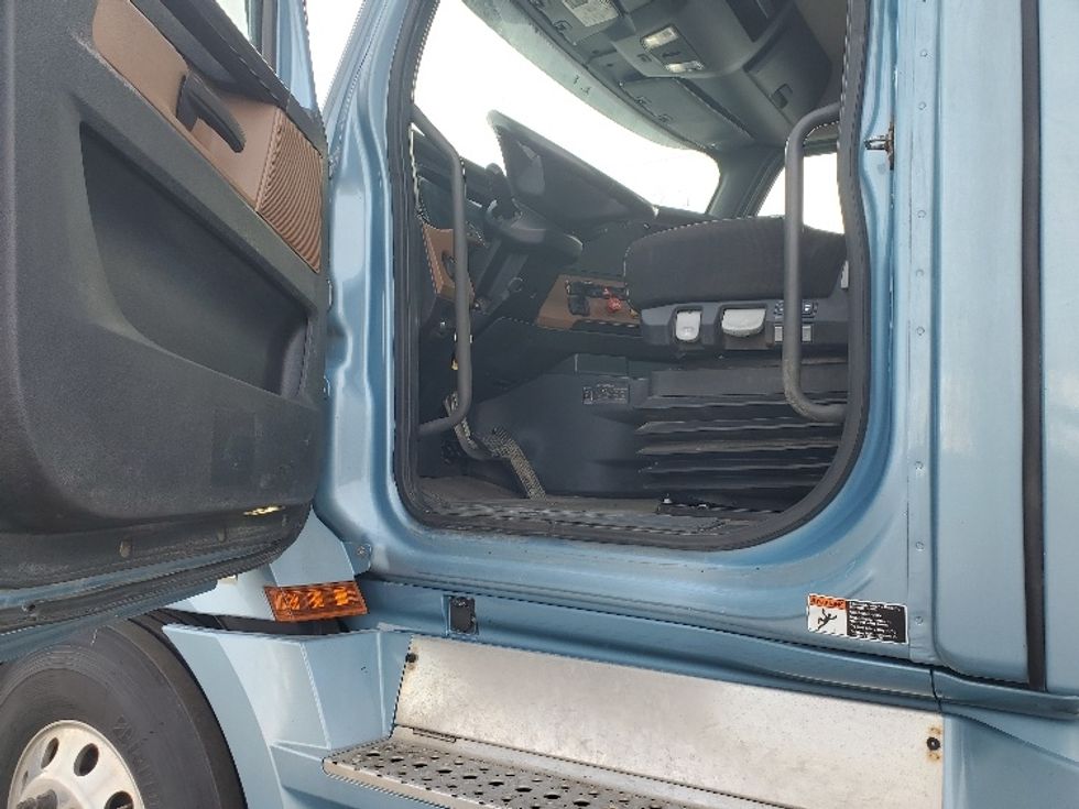 Day Cab Tractor-Heavy Duty Tractors-Freightliner-2021-T12664ST-White Deer-PA-283,500\n\t\tmiles-$ 58,250 - Image 9