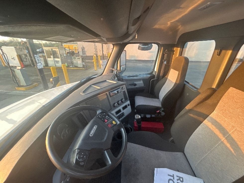 Day Cab Tractor-Heavy Duty Tractors-Freightliner-2021-T12664ST-White Deer-PA-93,306\n\t\tmiles-$ 66,750 - Image 10