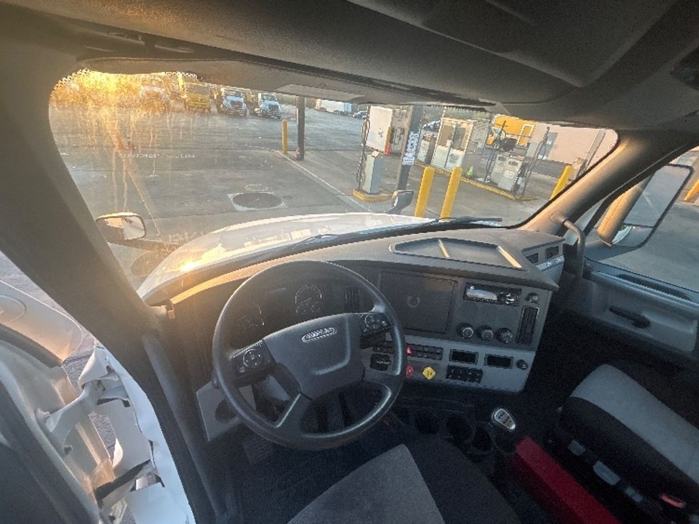 Day Cab Tractor-Heavy Duty Tractors-Freightliner-2021-T12664ST-White Deer-PA-93,306\n\t\tmiles-$ 66,750 - Image 11