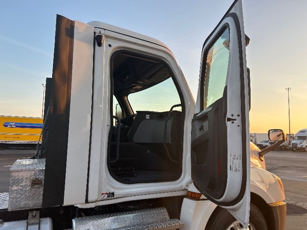 Day Cab Tractor-Heavy Duty Tractors-Freightliner-2021-T12664ST-White Deer-PA-93,306\n\t\tmiles-$ 66,750 - Image 12